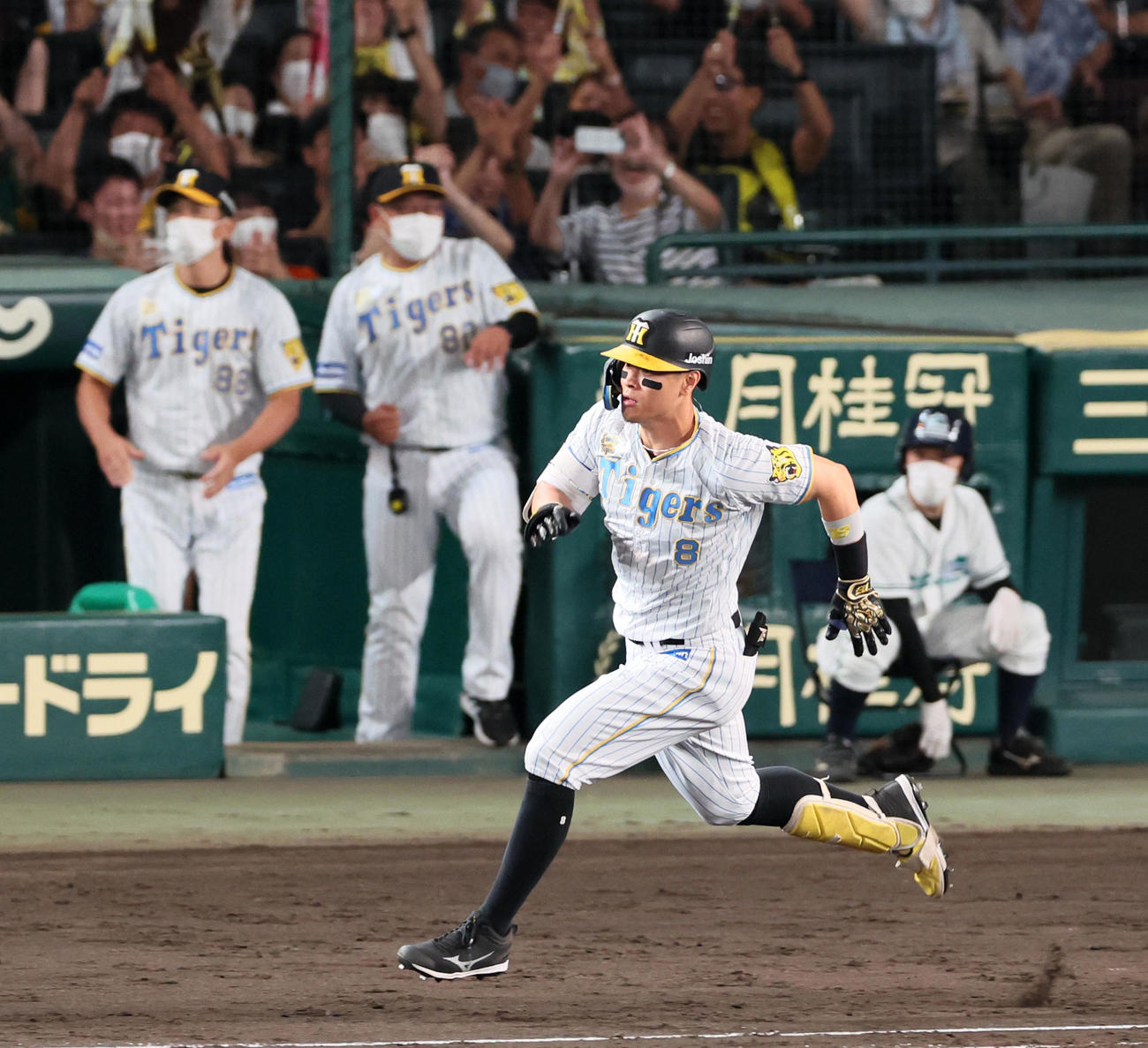 阪神対中日　6回裏阪神2死満塁、佐藤輝は右へ適時二塁打を放つ（撮影・加藤哉）