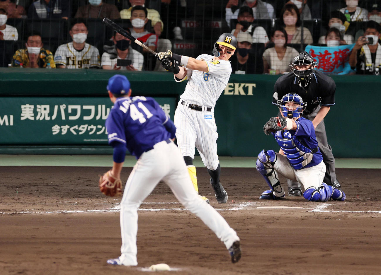 阪神対中日　6回裏阪神2死満塁、佐藤輝は右へ適時二塁打を放つ。投手は勝野（撮影・加藤哉）