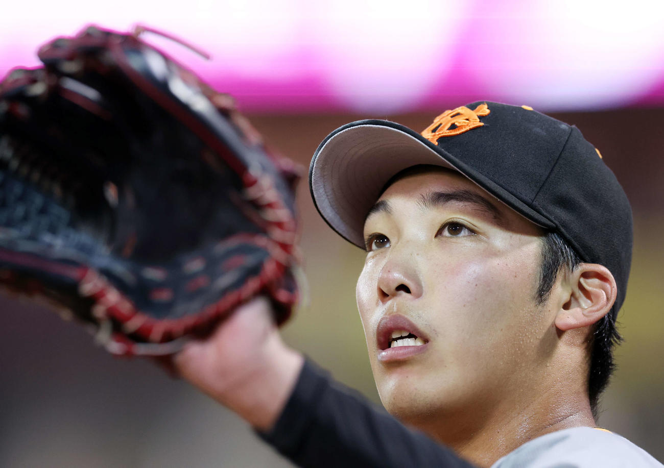 広島対巨人　4回表巨人の攻撃中、ベンチ前で真剣な表情でキャッチボールする赤星（撮影・浅見桂子）