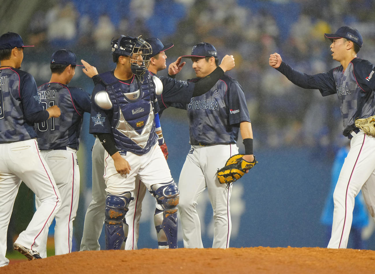 DeNA対ヤクルト　ヤクルトに勝利しタッチを交わすDeNAの選手たち（撮影・江口和貴）