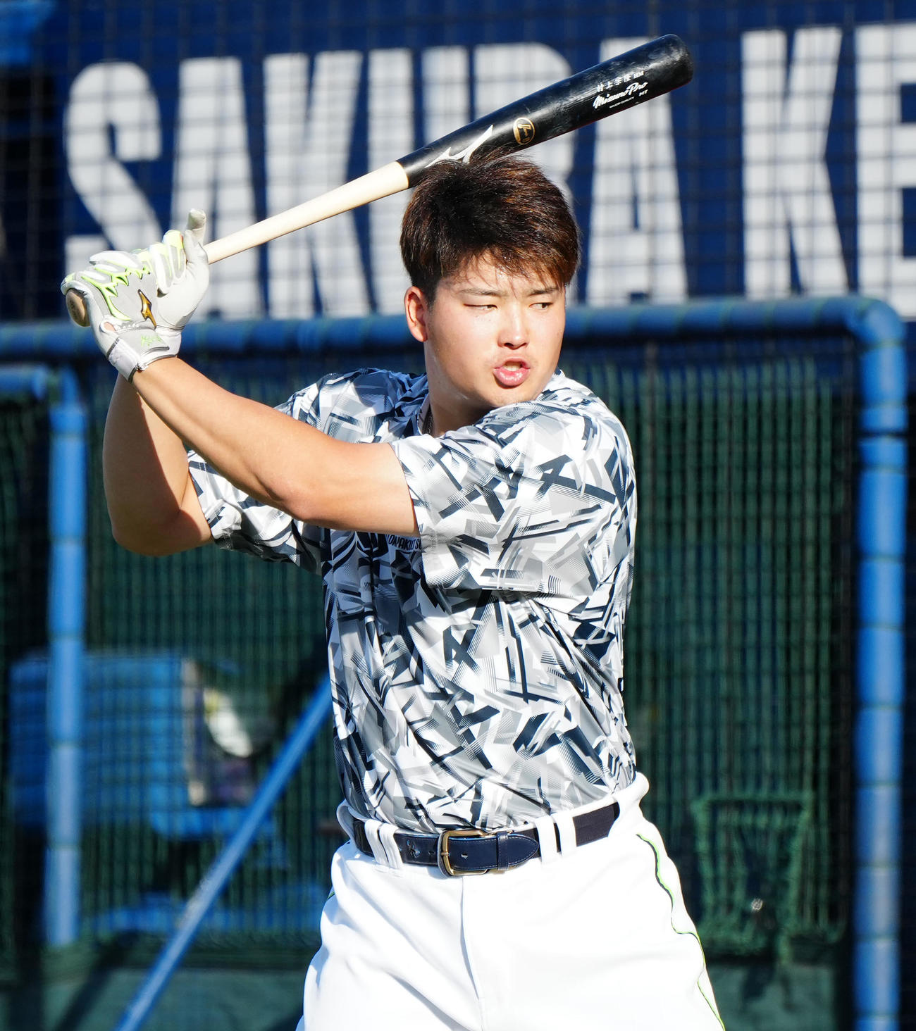 DeNA対ヤクルト　試合前、打撃練習するヤクルト村上（撮影・江口和貴）