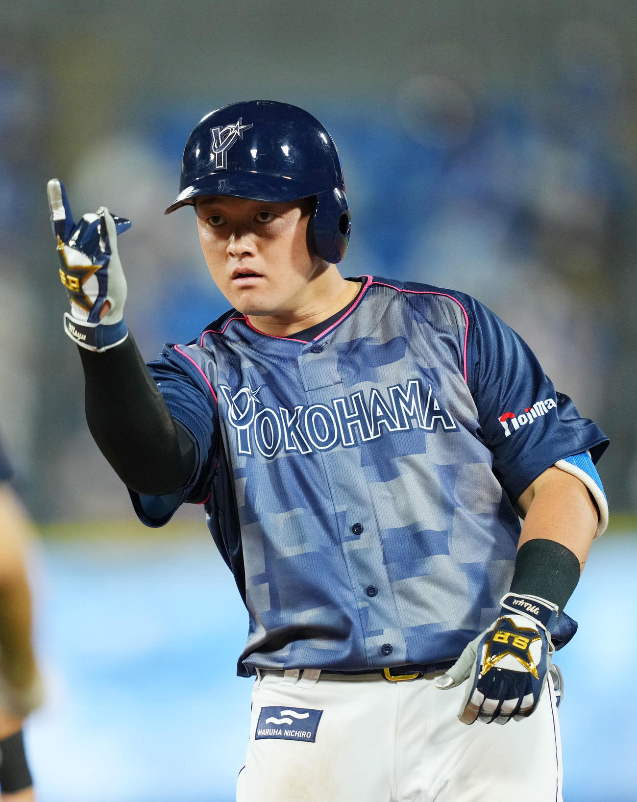 DeNA対ヤクルト　6回裏DeNA2死一、三塁、左前適時打を放ちポーズを決める牧（撮影・横山健太）