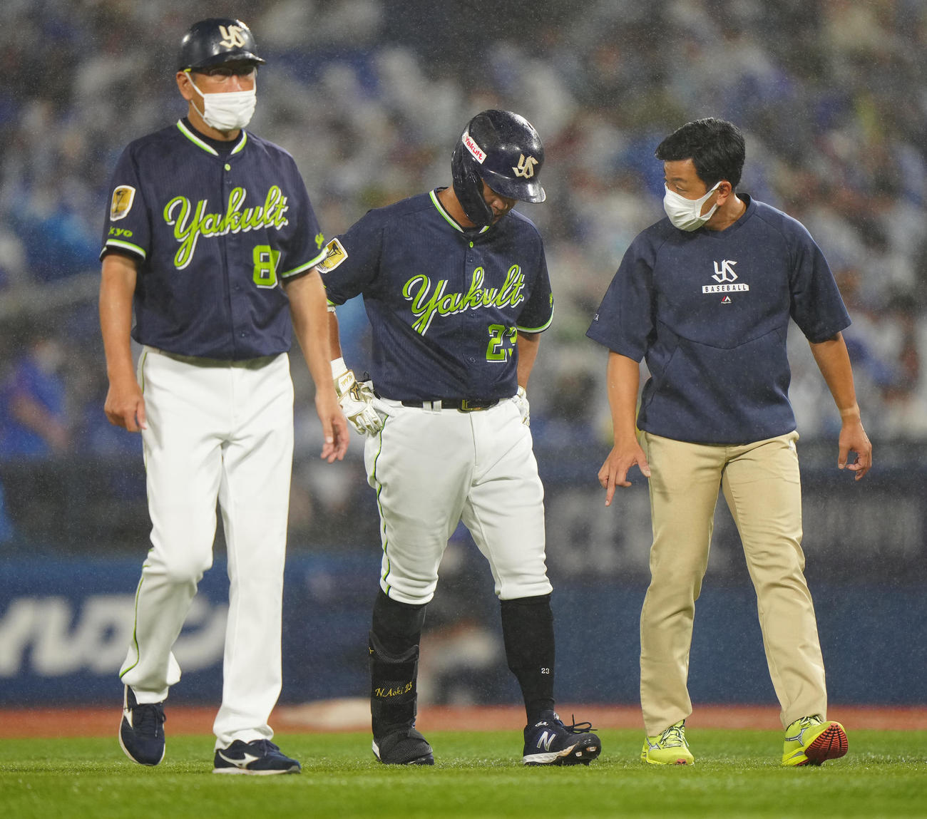 DeNA対ヤクルト　8回表終了後、ベンチに引き揚げるヤクルト青木（中央）（撮影・江口和貴）