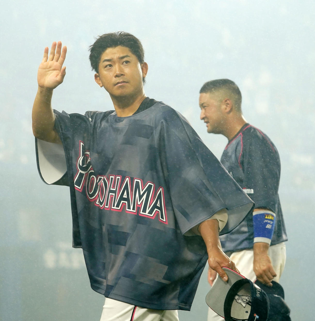 DeNA対ヤクルト　ヤクルトに勝利し声援に応えるDeNA今永（左）と嶺井（撮影・横山健太）