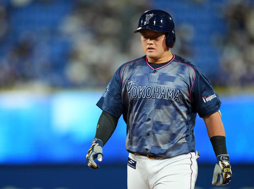 DeNA対ヤクルト　3回裏DeNA2死満塁、中飛に倒れ悔しげな表情を浮かべる牧（撮影・横山健太）