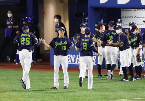 DeNA対ヤクルト　3回裏DeNA2死満塁、牧を中飛に仕留めた原（左から2人目）は野手陣をタッチで迎える（撮影・足立雅史）