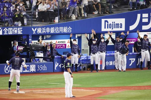 DeNA対ヤクルト　4回裏DeNA1死満塁、今永の逆転2点適時打に大喜びの選手ら（撮影・足立雅史）