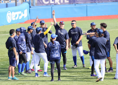練習中、笑顔で盛り上がるDeNA牧（中央）ら（撮影・足立雅史）