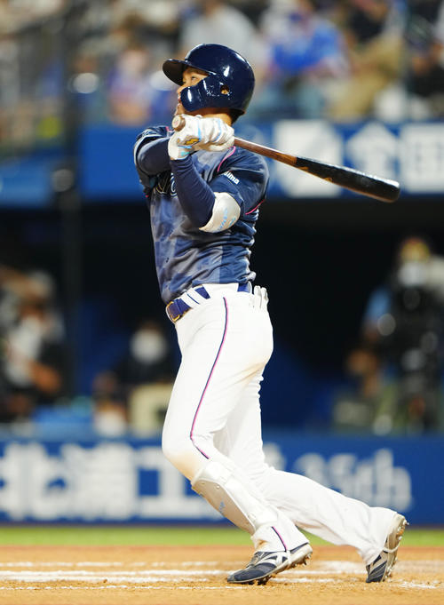 DeNA対ヤクルト　7回裏DeNA1死、左越えソロ本塁打を放つ大和（撮影・江口和貴）