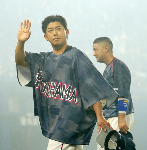 DeNA対ヤクルト　ヤクルトに勝利し声援に応えるDeNA今永（左）と嶺井（撮影・横山健太）