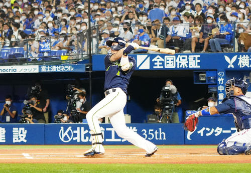 DeNA対ヤクルト　1回表ヤクルト2死、左越えに先制ソロ本塁打を放つ山田（撮影・江口和貴）
