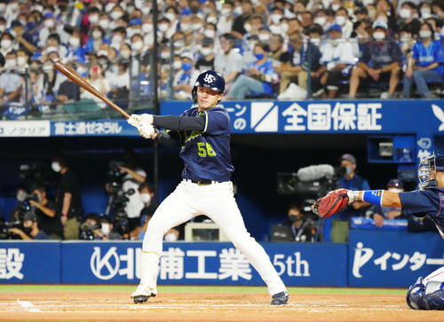 DeNA対ヤクルト　2回表ヤクルト2死一塁、左前打を放つ長岡（撮影・江口和貴）