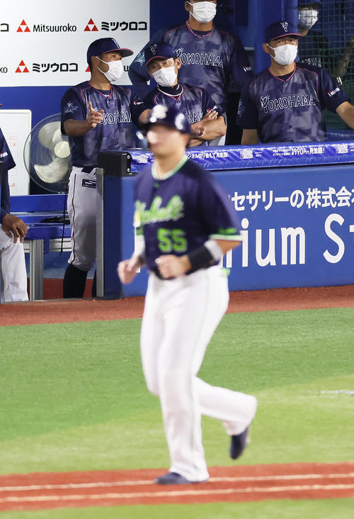 DeNA対ヤクルト　3回表ヤクルト2死三塁、村上（手前）は申告敬遠で出塁する。後方中央はDeNA三浦監督（撮影・足立雅史）