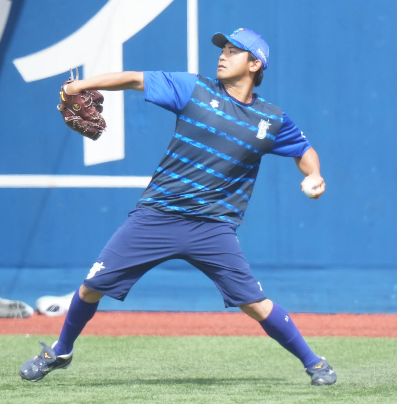 11日、試合前練習でキャッチボールするDeNA今永