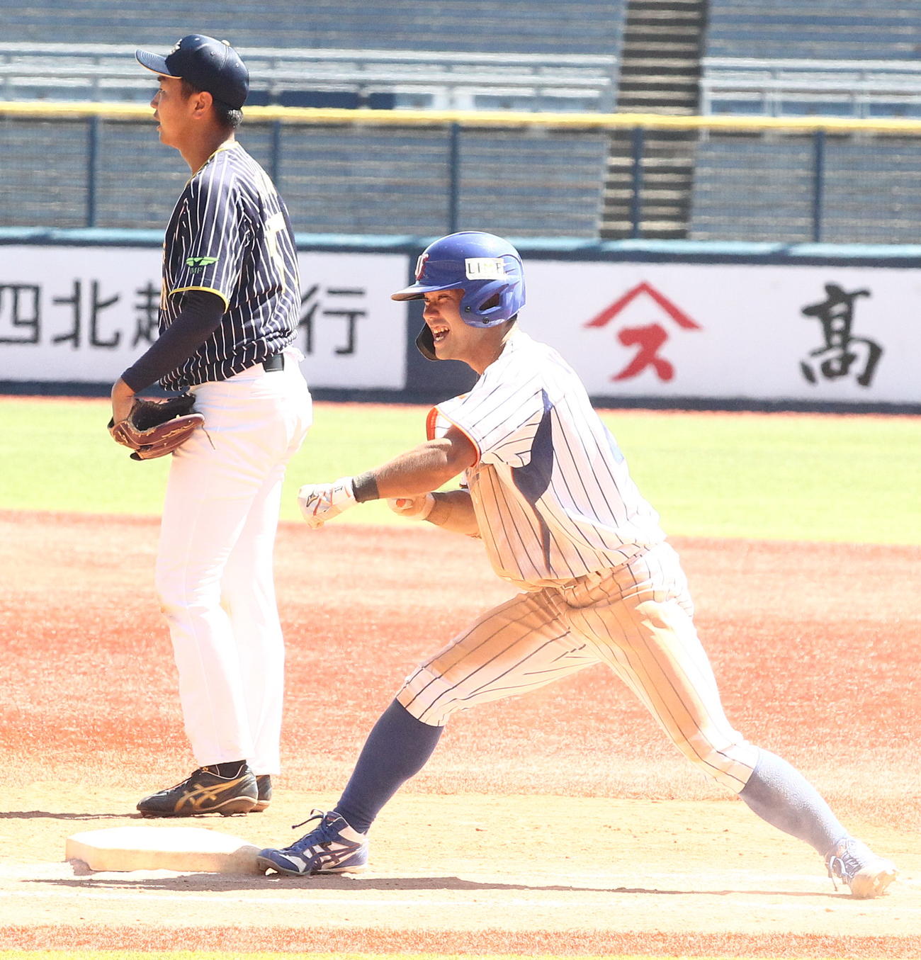 3－0の9回表2死二塁で、適時内野安打を放ち、一塁上でガッツポーズの吉浦