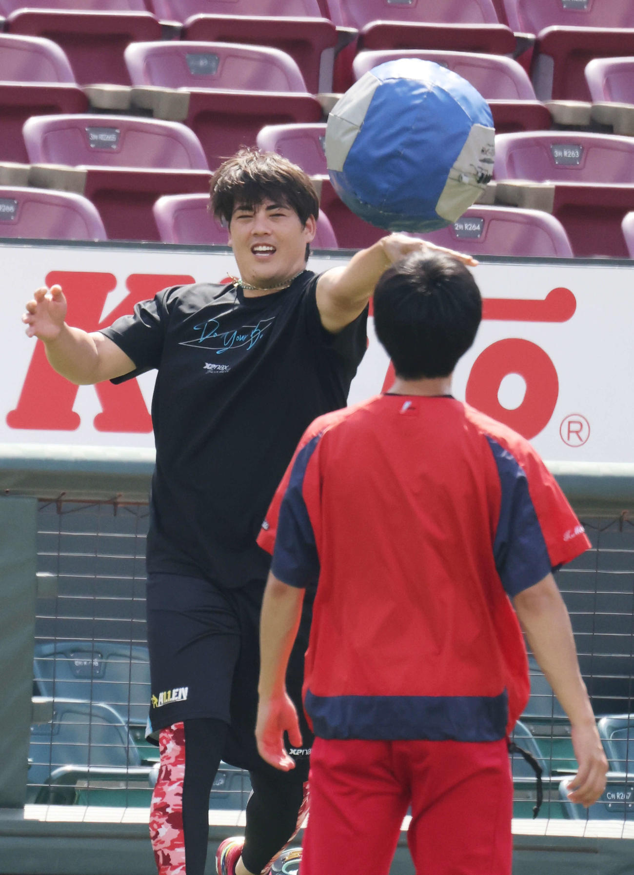 投手指名練習でメディシンボールを投げる九里（撮影・加藤孝規）