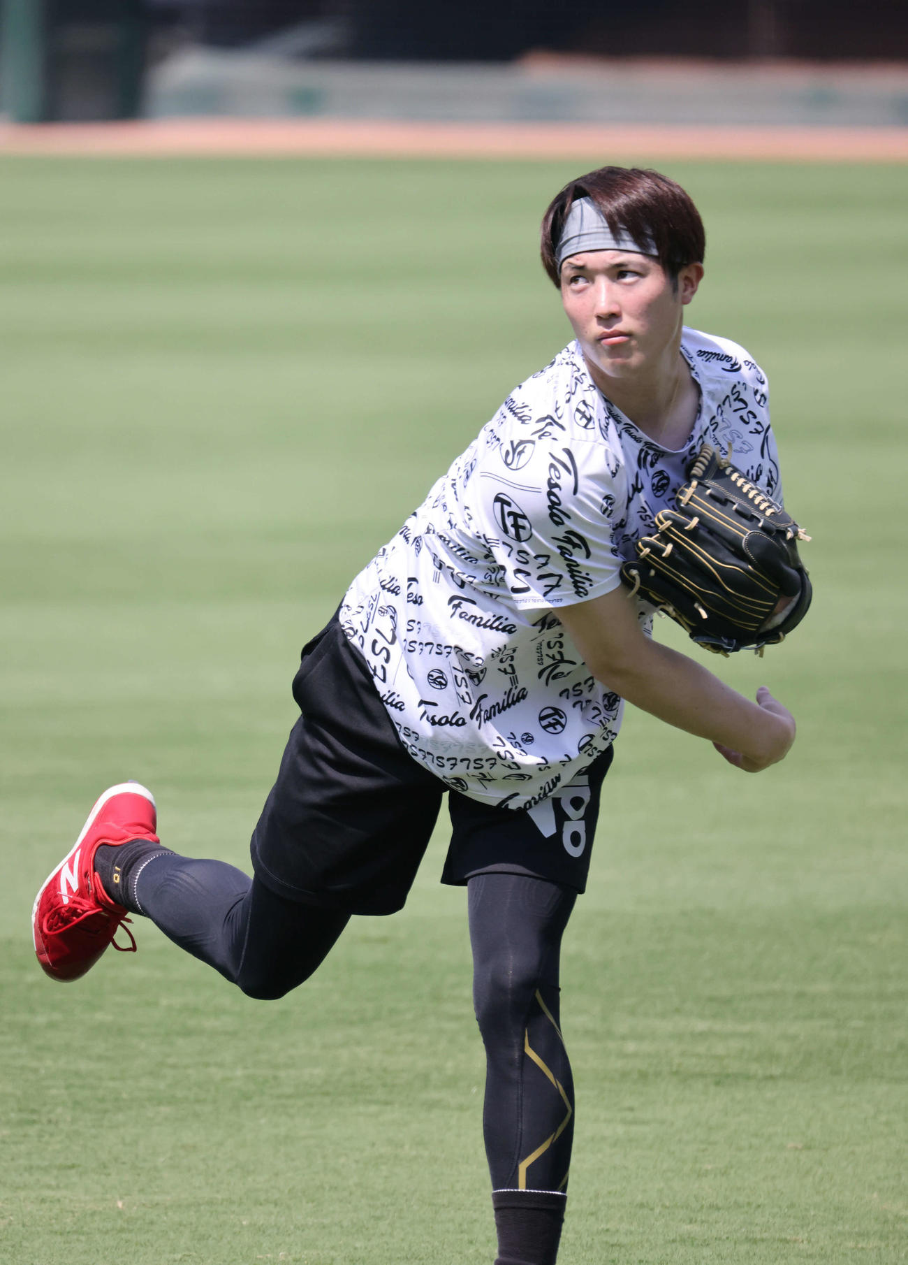 広島投手指名練習　キャッチボールをする森下（撮影・加藤孝規）