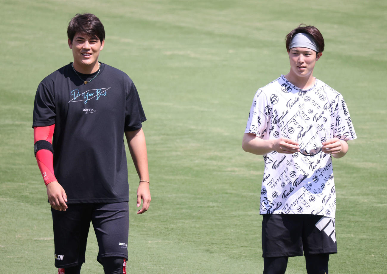 広島投手指名練習　笑顔の九里（左）と森下（撮影・加藤孝規）