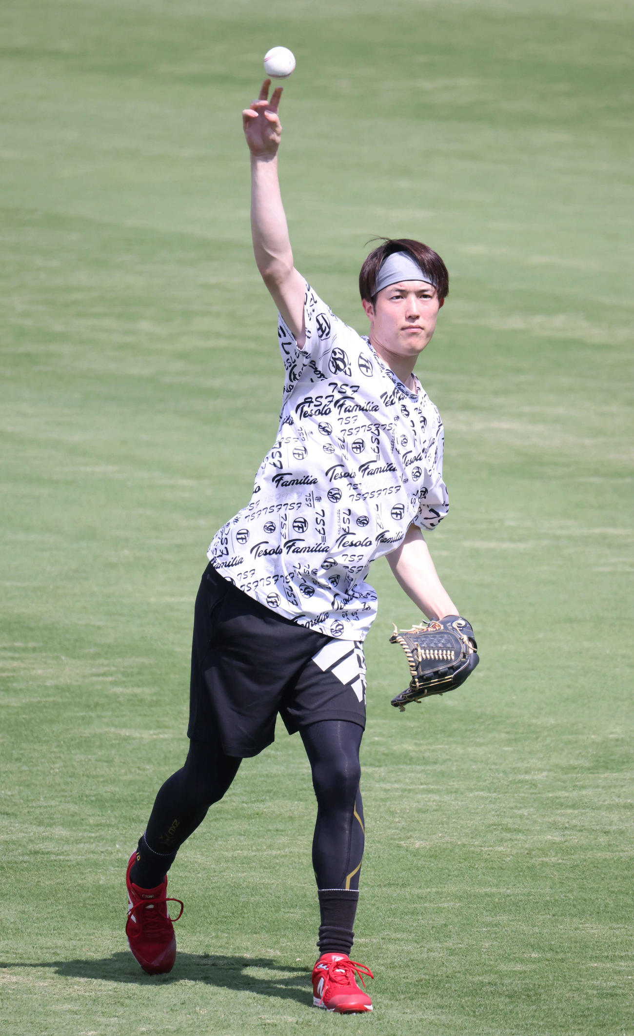 広島投手指名練習　キャッチボールをする森下（撮影・加藤孝規）