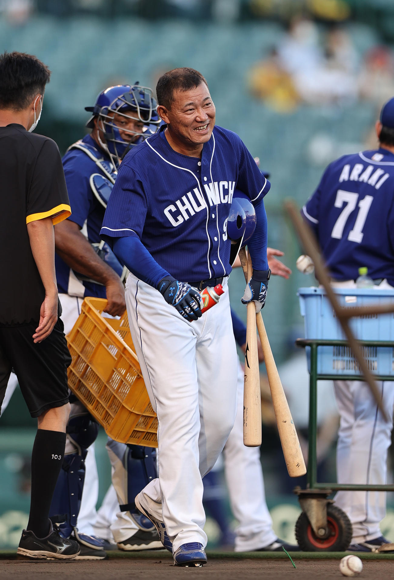 阪神対中日　試合前、フリー打撃を終え笑顔を見せる中日福留（撮影・上山淳一）