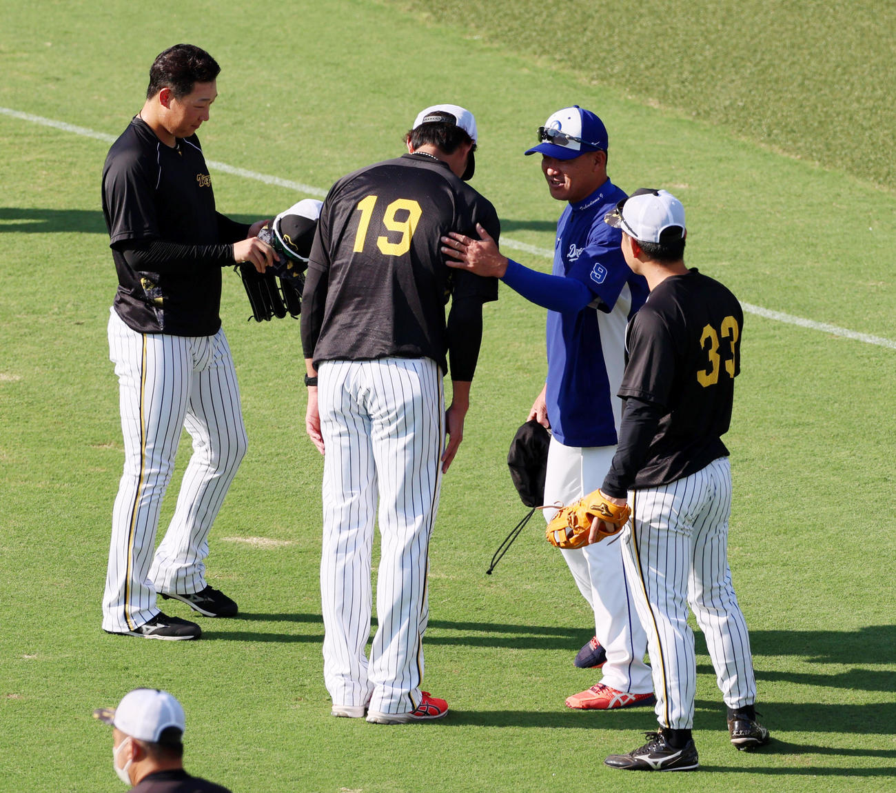 阪神対中日　藤浪（左）は福留にあいさつし手を掛けられる。左は大山、右は糸原（撮影・加藤哉）