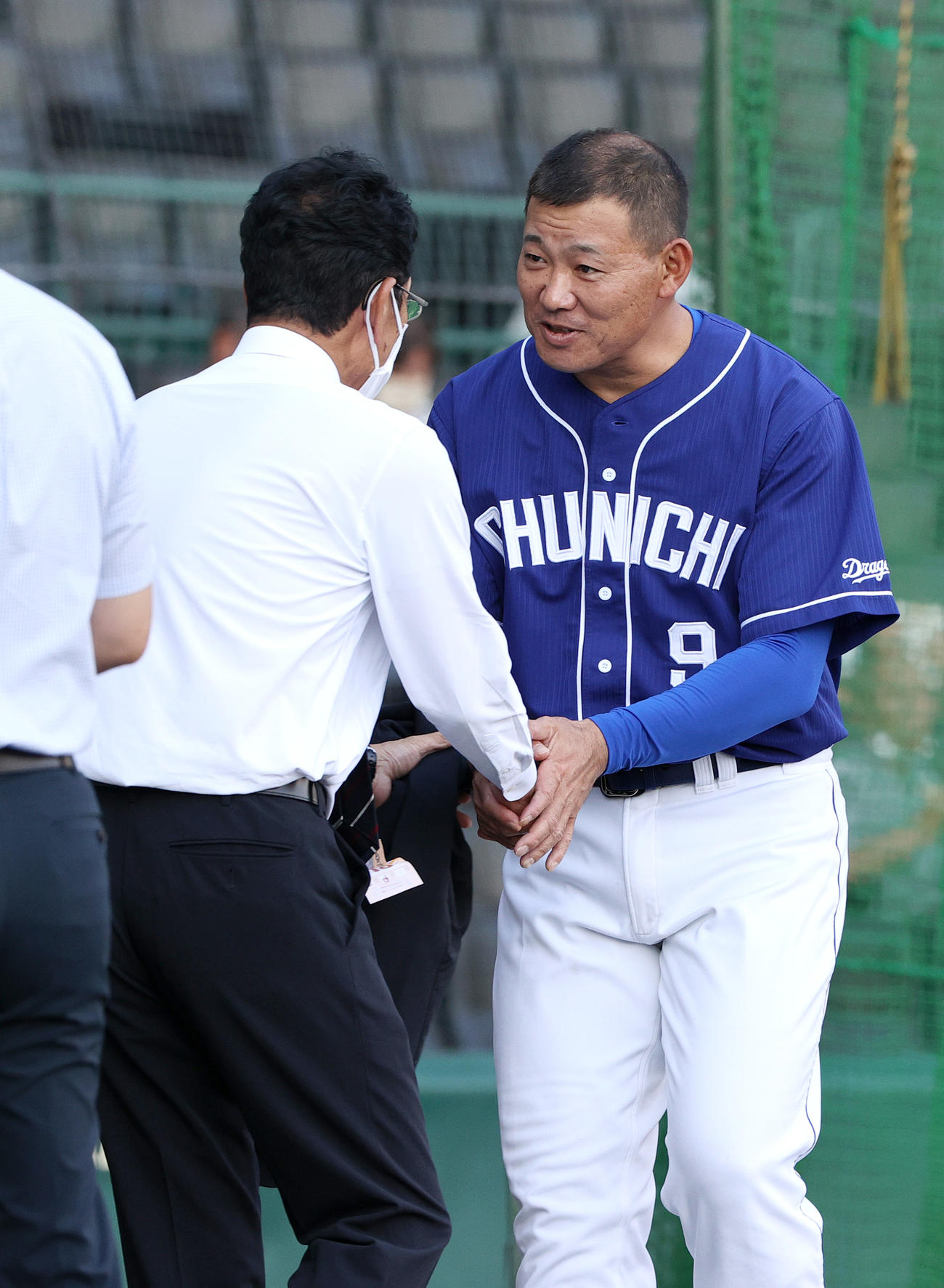 阪神対中日　視察に訪れた侍ジャパン栗山監督（左）にあいさつする中日福留（撮影・上山淳一）