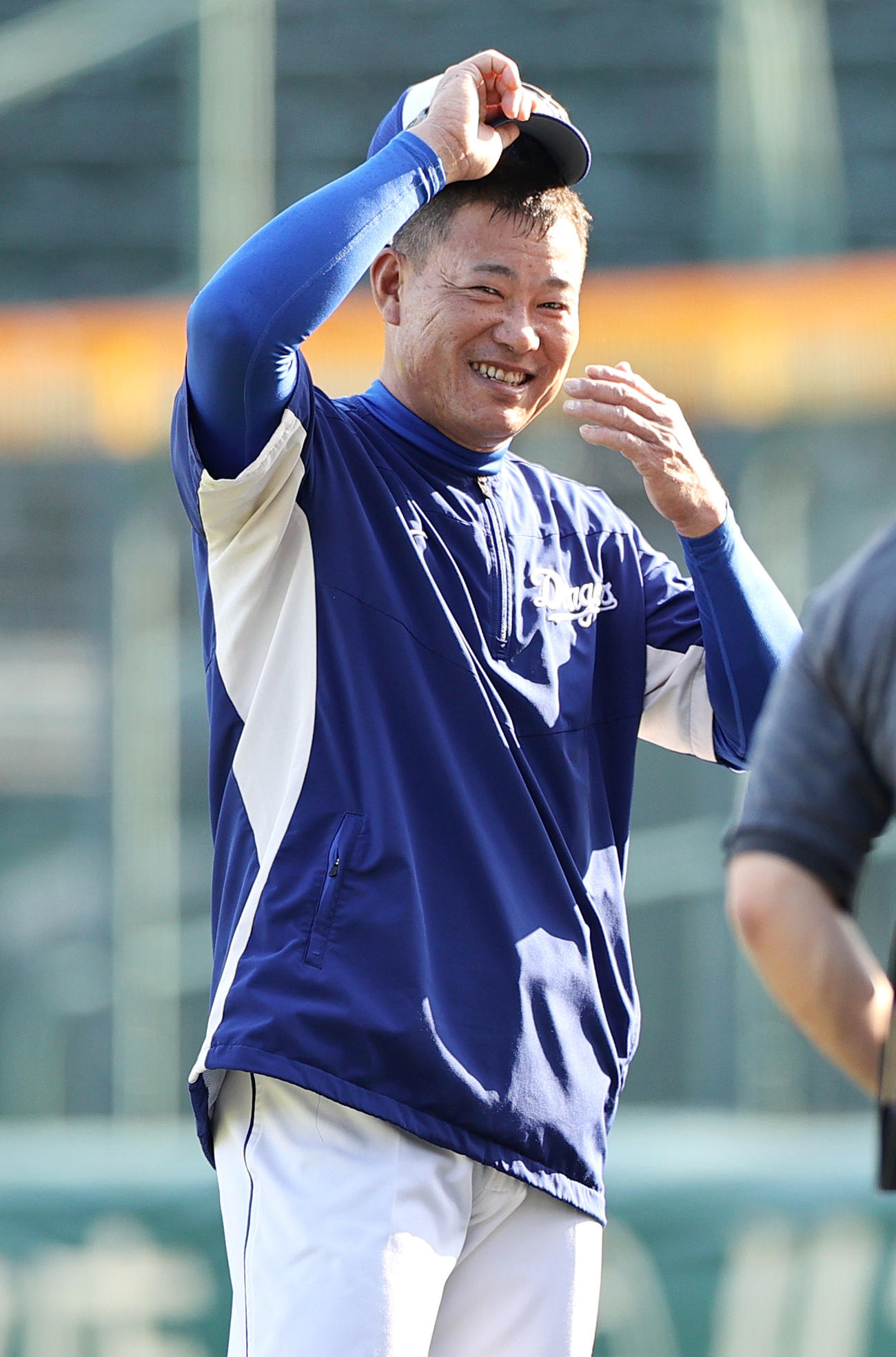 阪神対中日　関係者と笑顔で話す中日福留（撮影・上山淳一）