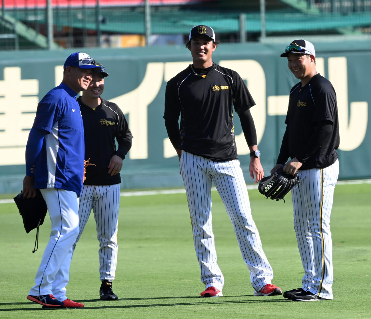 阪神対中日　試合前の練習で中日福留（左）と話す（右から）阪神大山、藤浪、糸原（撮影・前岡正明）