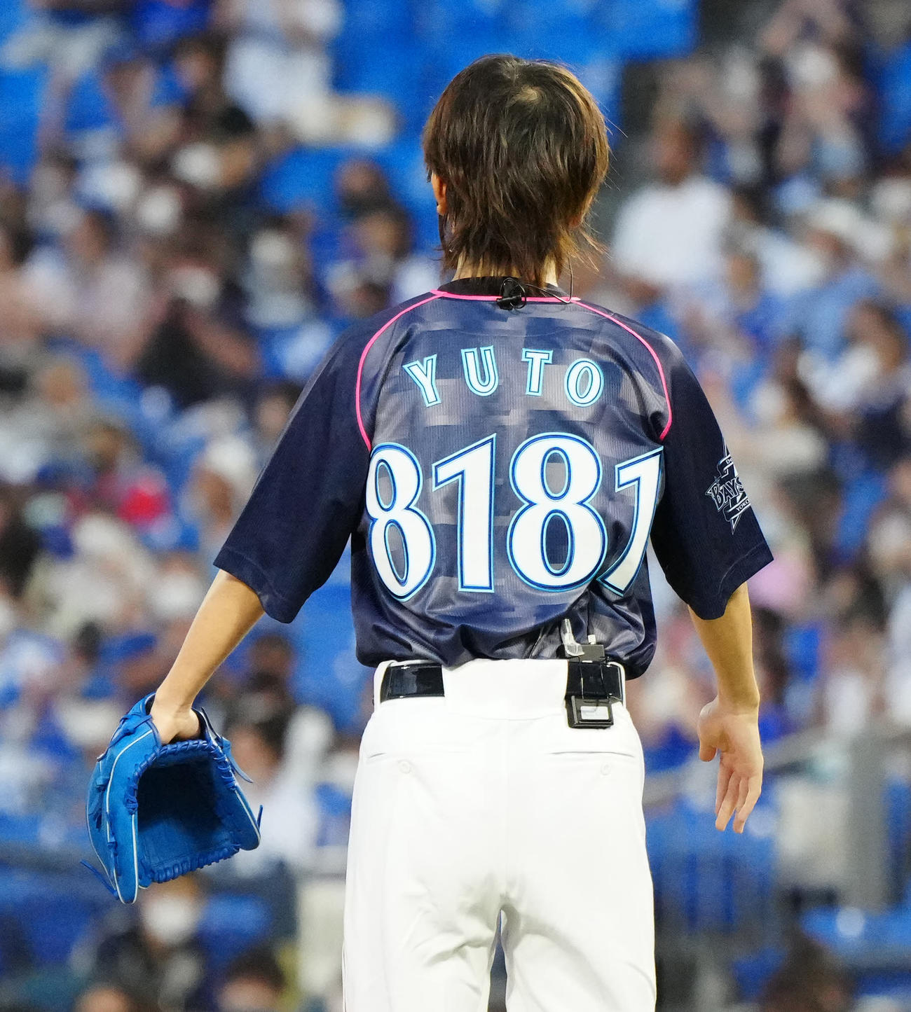 DeNA対ヤクルト　始球式に臨み、DeNA森（右）とタッチを交わすHiHi Jetsの高橋優斗。中央はDeNA関根（撮影・江口和貴）