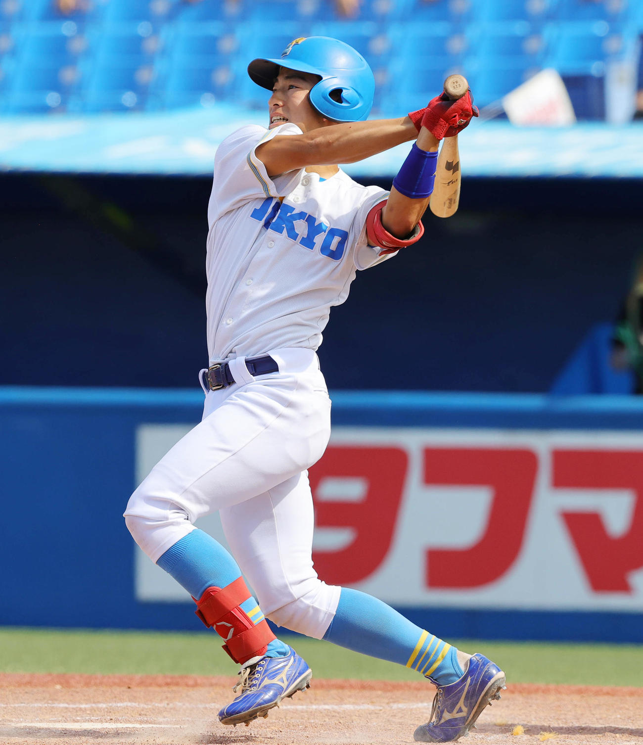 明大対東大　2回裏東大1死二塁、左適時二塁打を放つ松岡泰（撮影・野上伸悟）