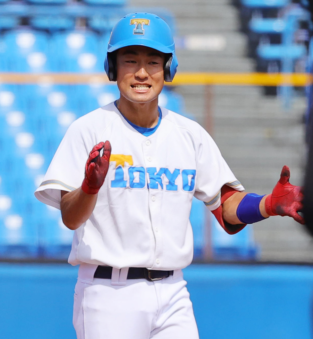 明大対東大　2回裏東大1死二塁、左適時二塁打を放ち喜ぶ松岡泰。左は明大・村松（撮影・野上伸悟）
