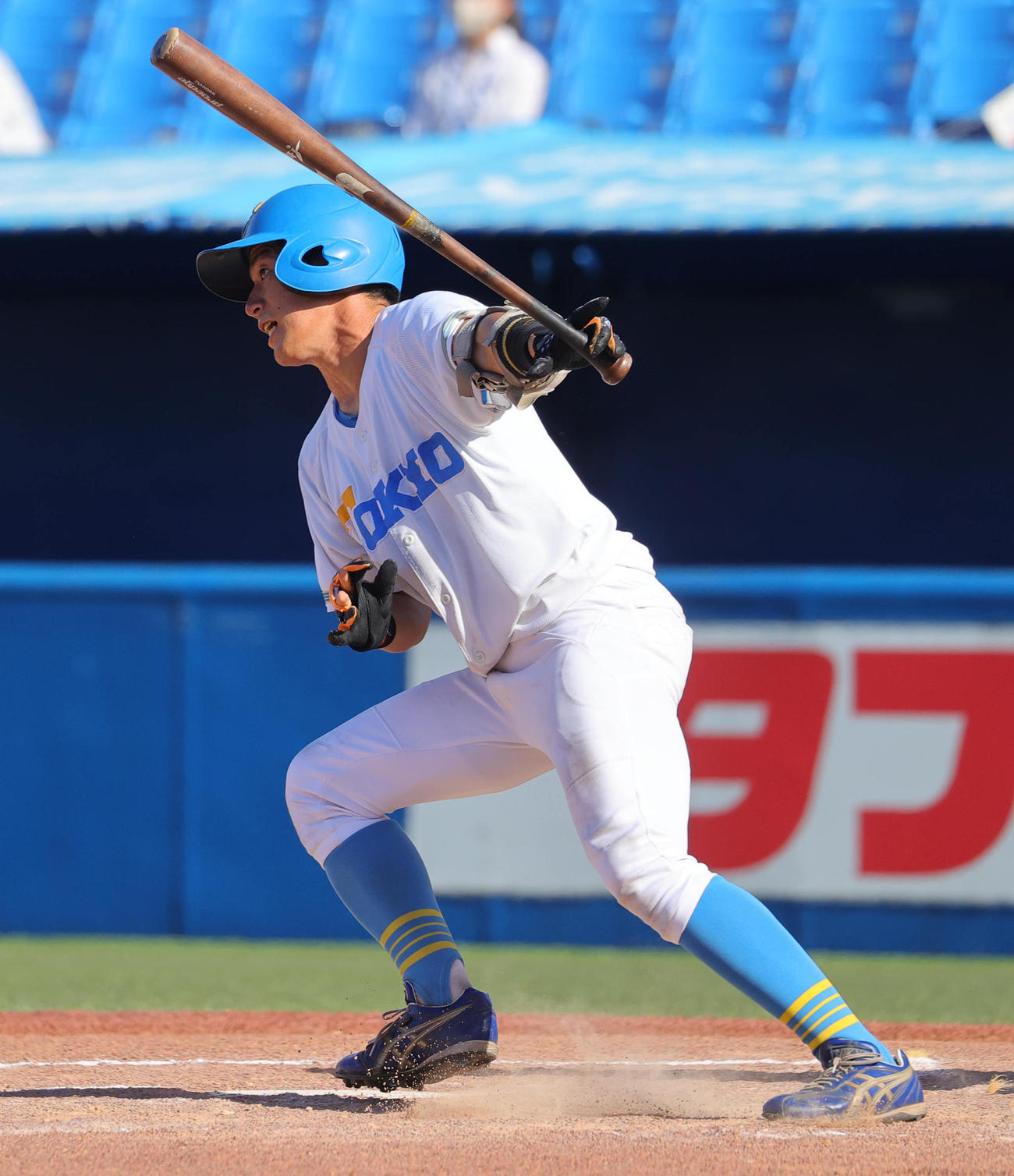 明大対東大　6回裏東大2死満塁、遊撃適時内野安打を放つ林（撮影・野上伸悟）