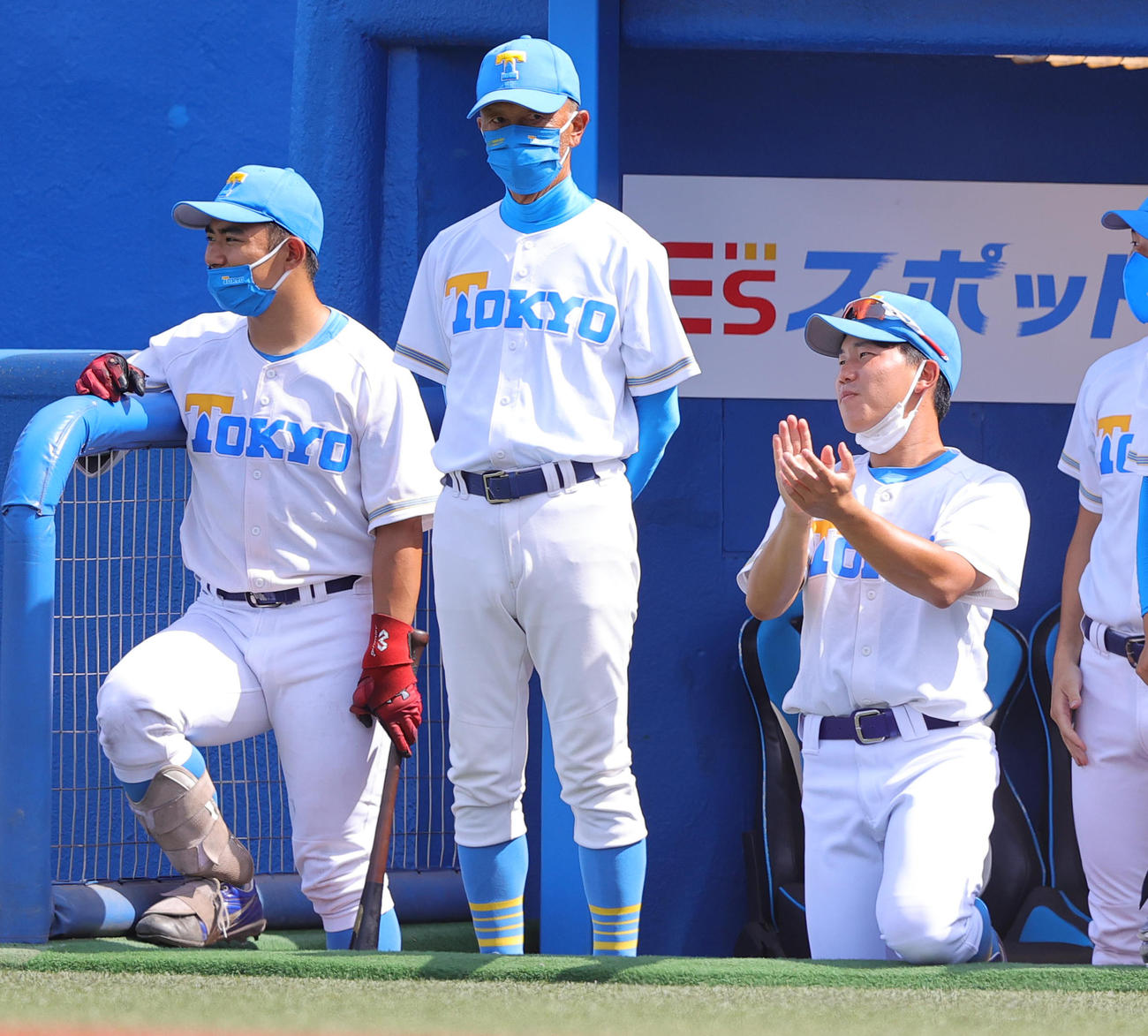 明大対東大　試合を見つめる東大・井手監督（撮影・野上伸悟）