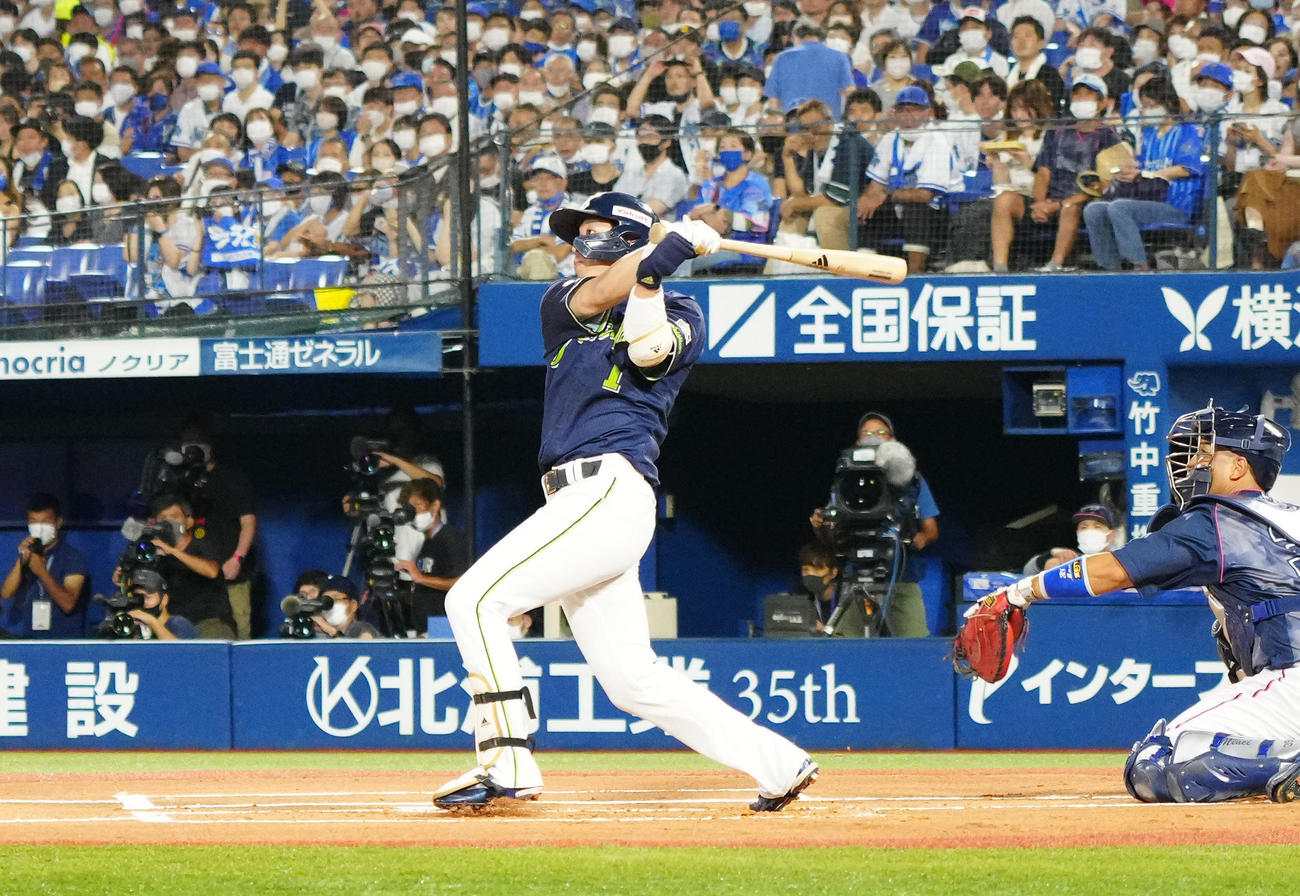 DeNA対ヤクルト　1回表ヤクルト2死、左越えに先制ソロ本塁打を放つ山田（撮影・江口和貴）