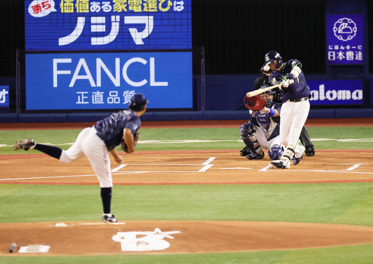 DeNA対ヤクルト　1回表ヤクルト2死、山田は左越え本塁打を放つ。投手今永（撮影・足立雅史）