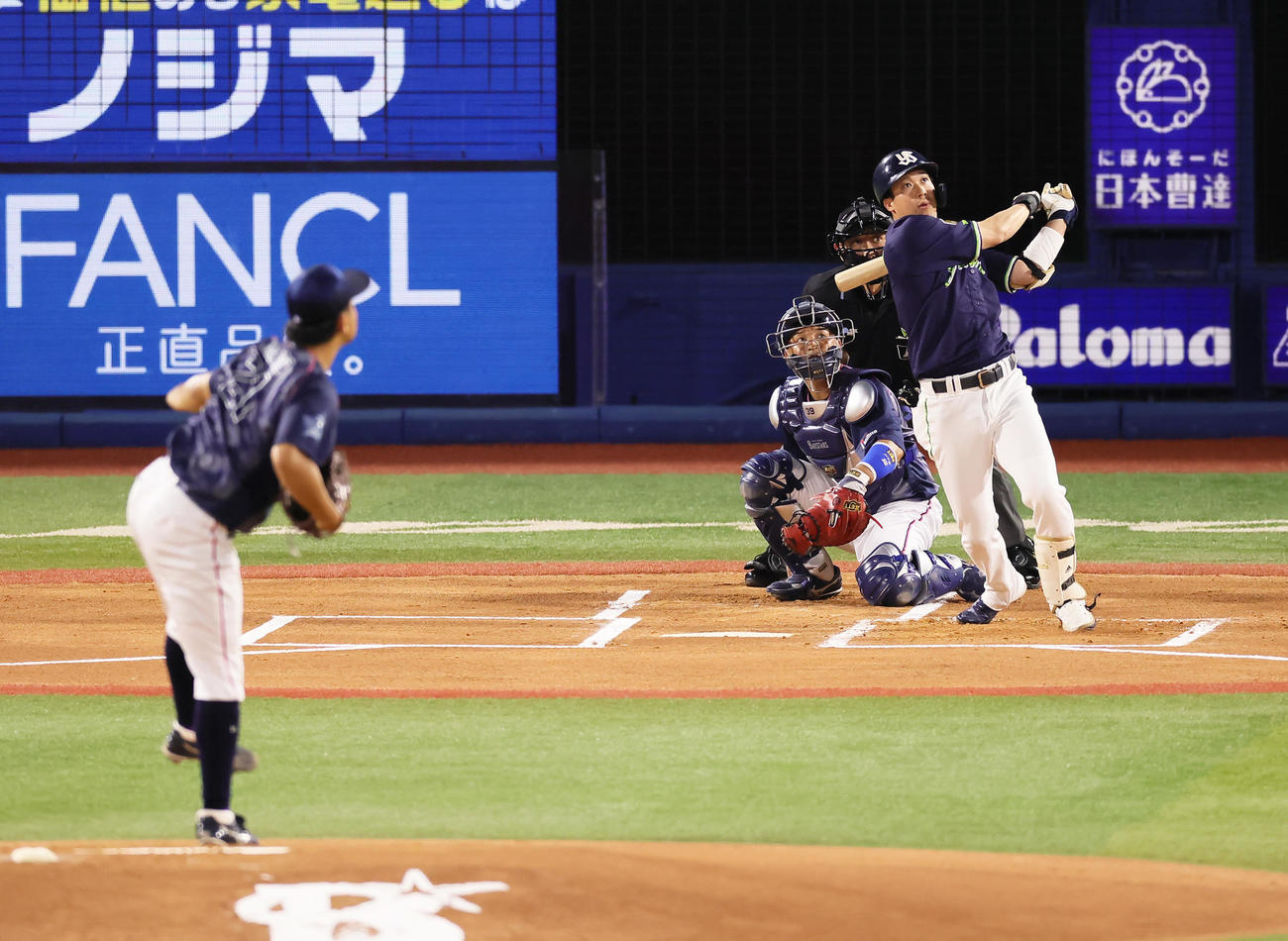 DeNA対ヤクルト　1回表ヤクルト2死、山田は左越え本塁打を放つ。投手今永（撮影・足立雅史）