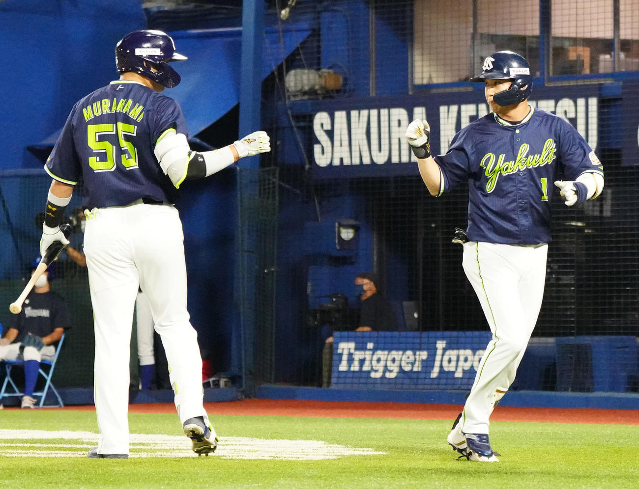 DeNA対ヤクルト　1回表ヤクルト2死、先制ソロ本塁打を放ち、村上（左）と言葉を交わす山田（撮影・江口和貴）