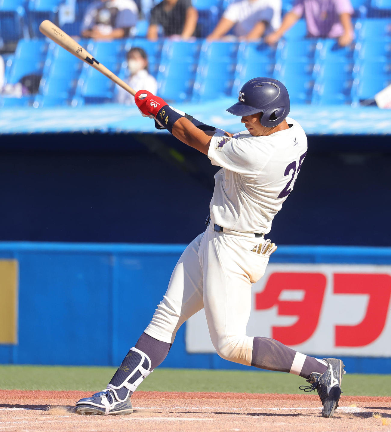 明大対東大　8回表明大1死二塁、右適時二塁打を放つ上田（撮影・野上伸悟）