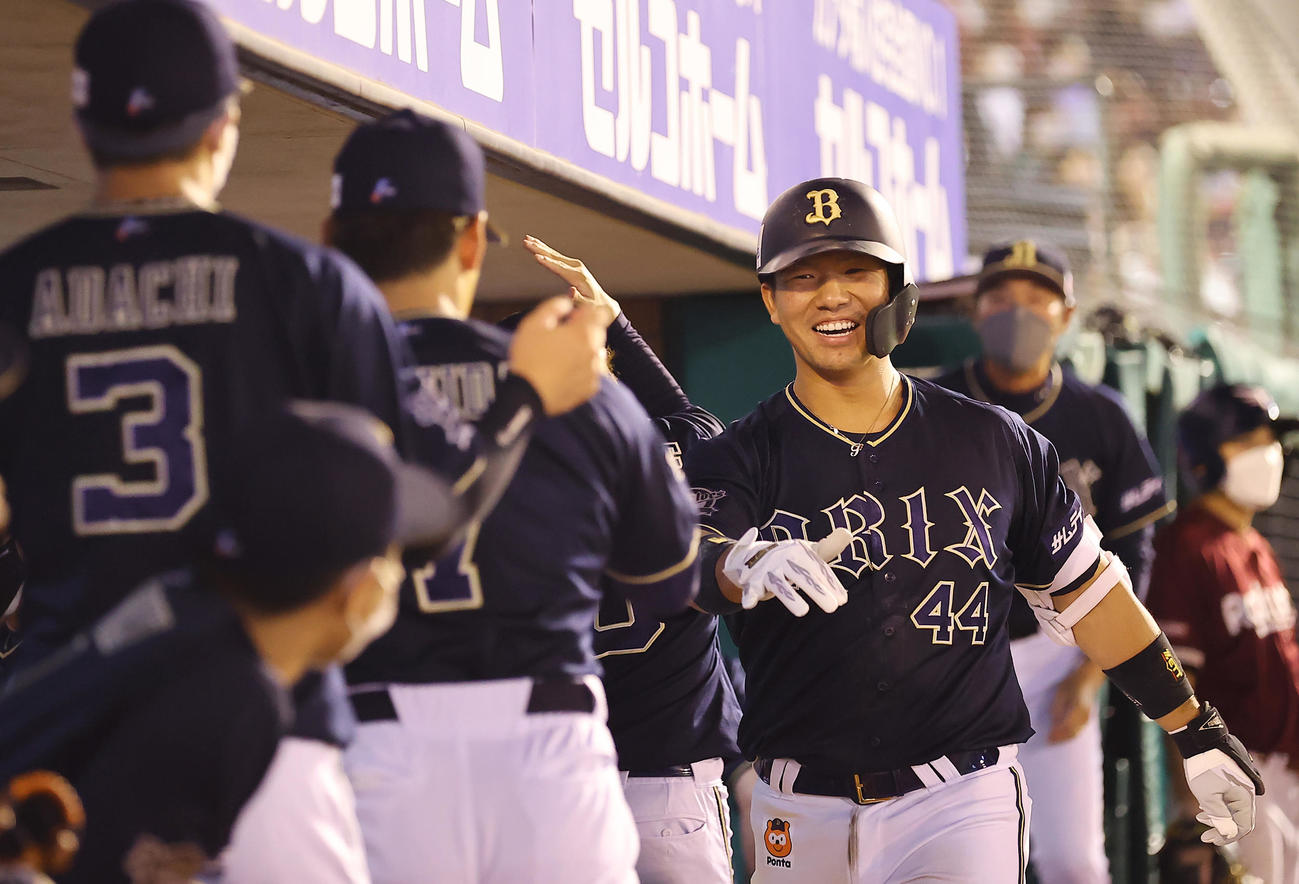 楽天対オリックス　2回表オリックス無死、ソロ本塁打を放ちナインの出迎えを受ける頓宮（撮影・垰建太）