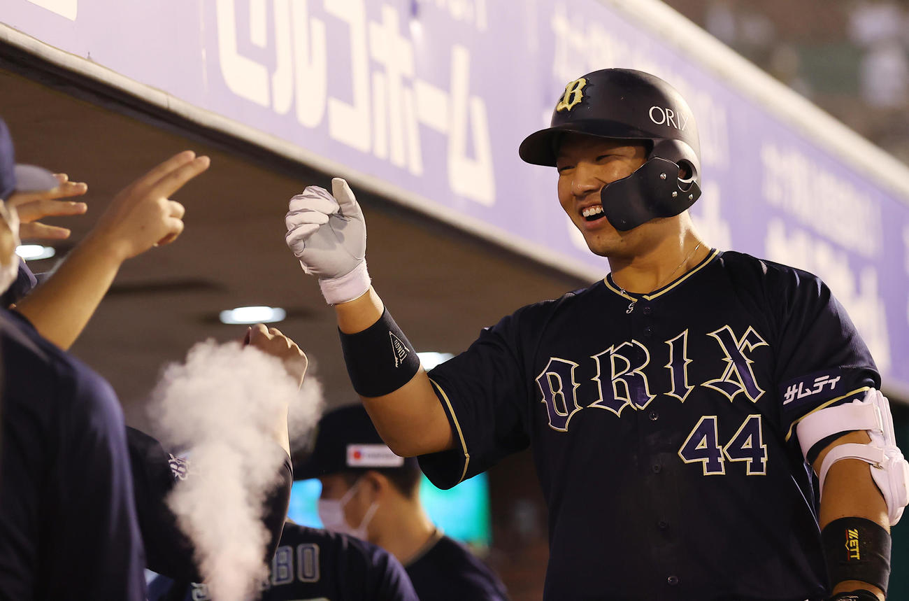 楽天対オリックス　2回表オリックス無死、ソロ本塁打を放ちナインの出迎えを受ける頓宮（撮影・垰建太）