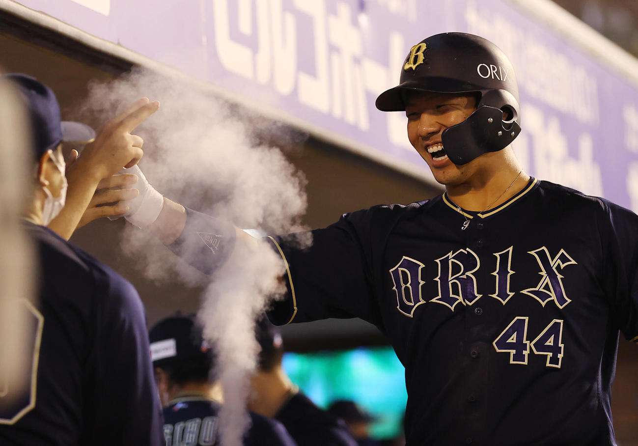 楽天対オリックス　2回表オリックス無死、ソロ本塁打を放ちナインの出迎えを受ける頓宮（撮影・垰建太）