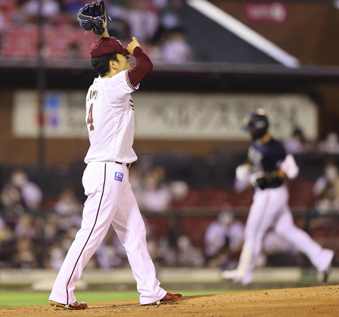 楽天対オリックス　2回表オリックス無死、頓宮裕真（右）にソロ本塁打を浴びる則本（撮影・垰建太）