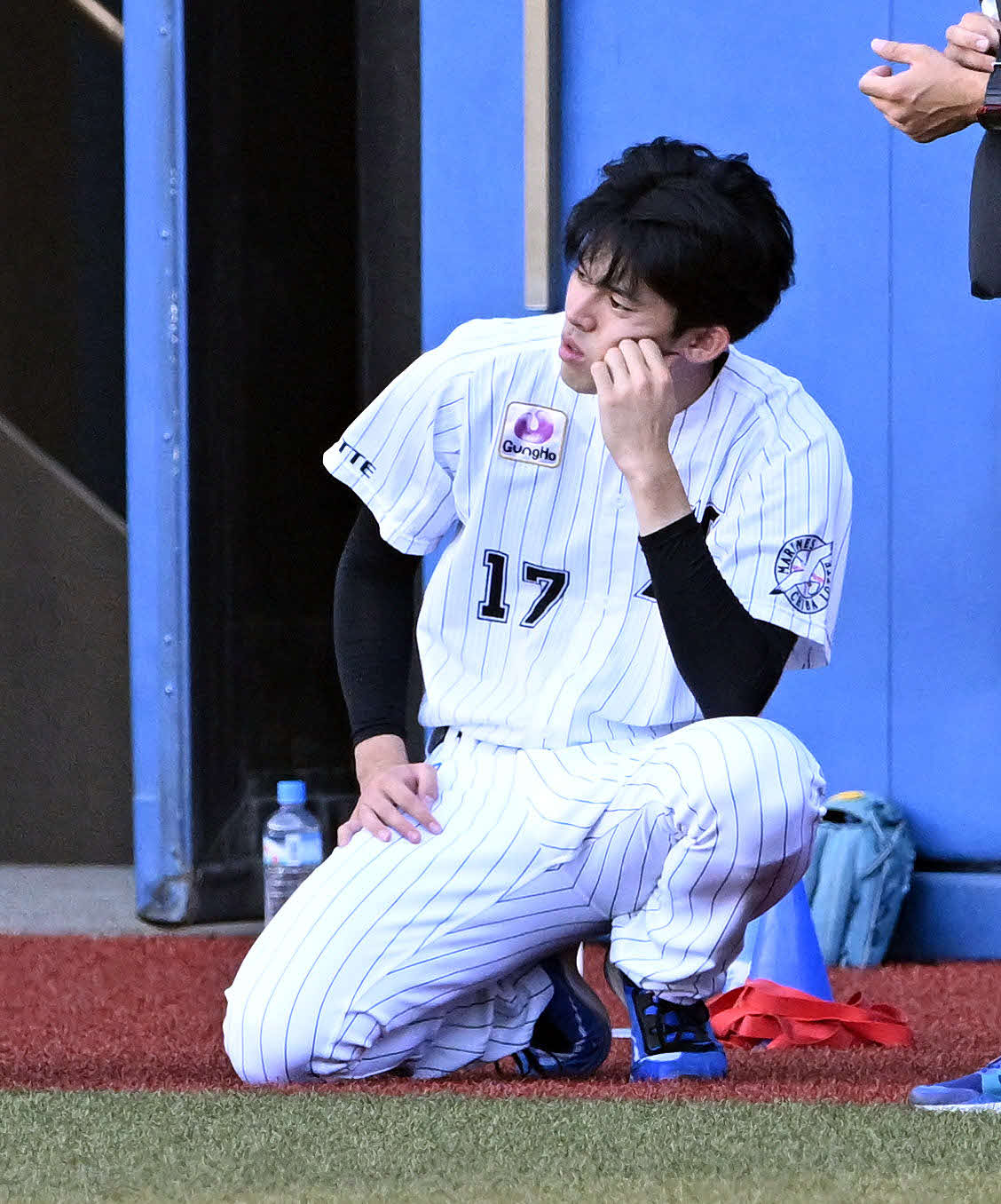 ロッテ対日本ハム　試合前練習を考え込むように見つめるロッテ佐々木朗（撮影・滝沢徹郎）