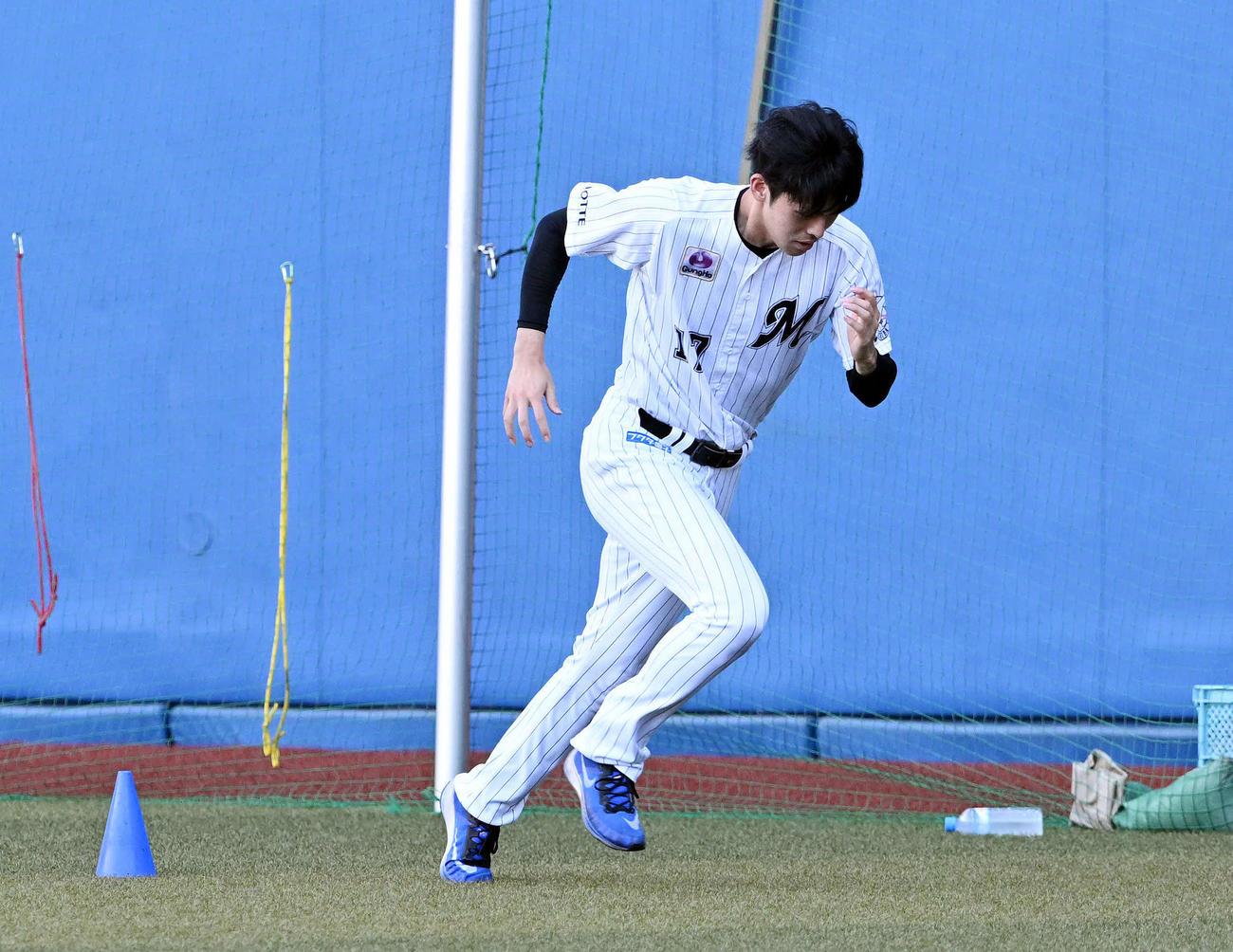 ロッテ対日本ハム　試合前練習で調整するロッテ佐々木朗（撮影・滝沢徹郎）