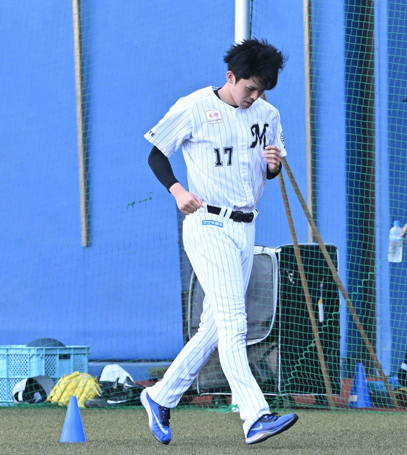 ロッテ対日本ハム　試合前練習で調整するロッテ佐々木朗（撮影・滝沢徹郎）