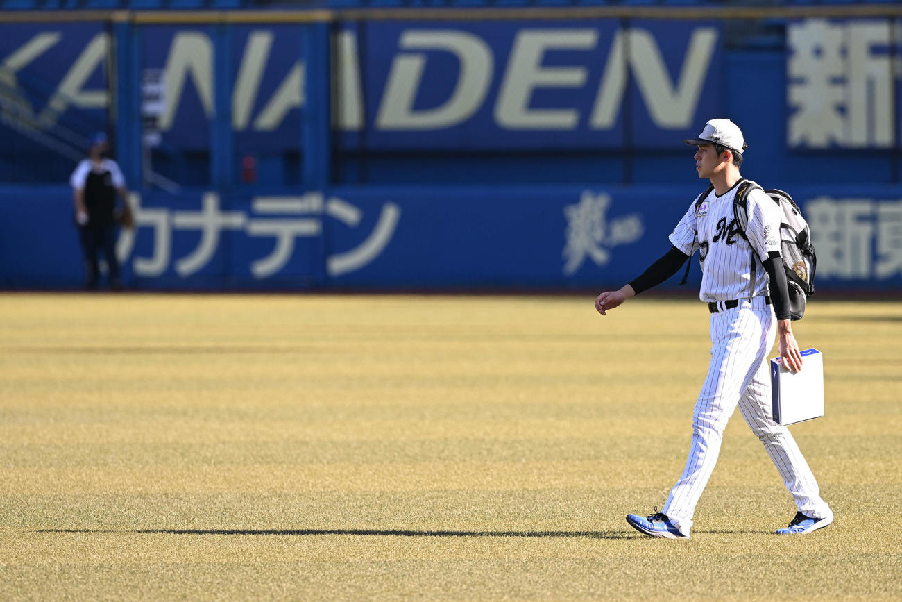 ロッテ対日本ハム　試合前練習を終え引き揚げるロッテ佐々木朗（撮影・滝沢徹郎）