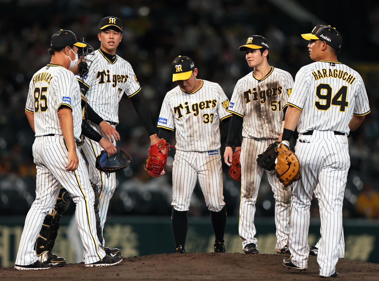阪神対中日　5回表中日2死一塁、打者阿部の時、才木（左から3人目）に歩み寄る福原投手コーチ（左）（撮影・上山淳一）