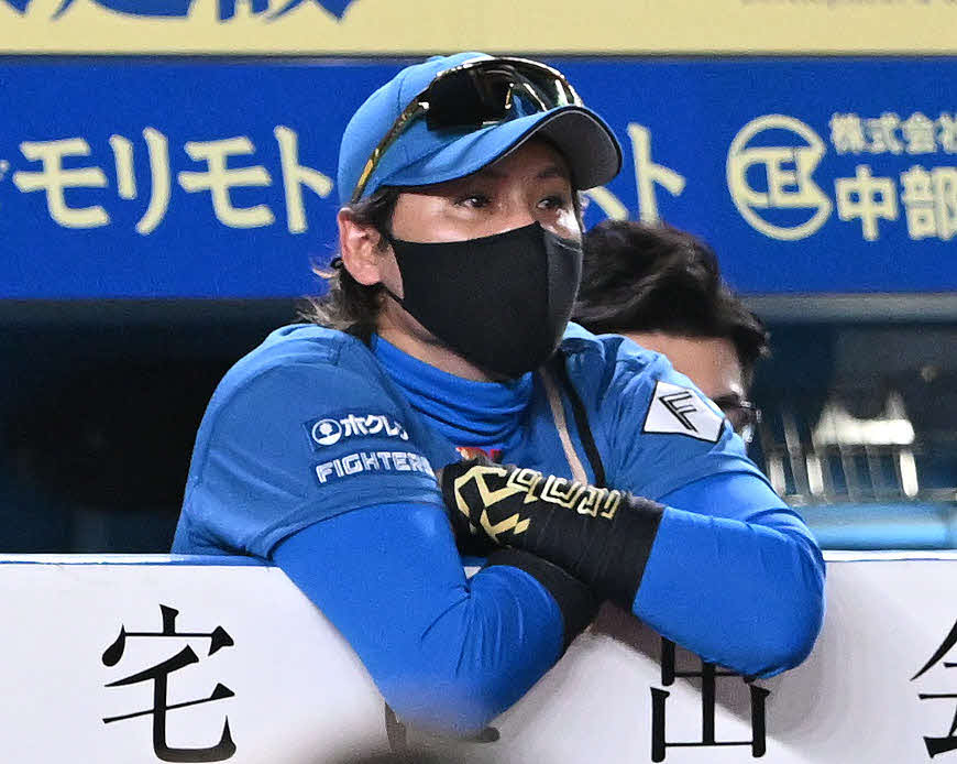 ロッテ対日本ハム　戦況を見守る日本ハム新庄監督（撮影・滝沢徹郎）