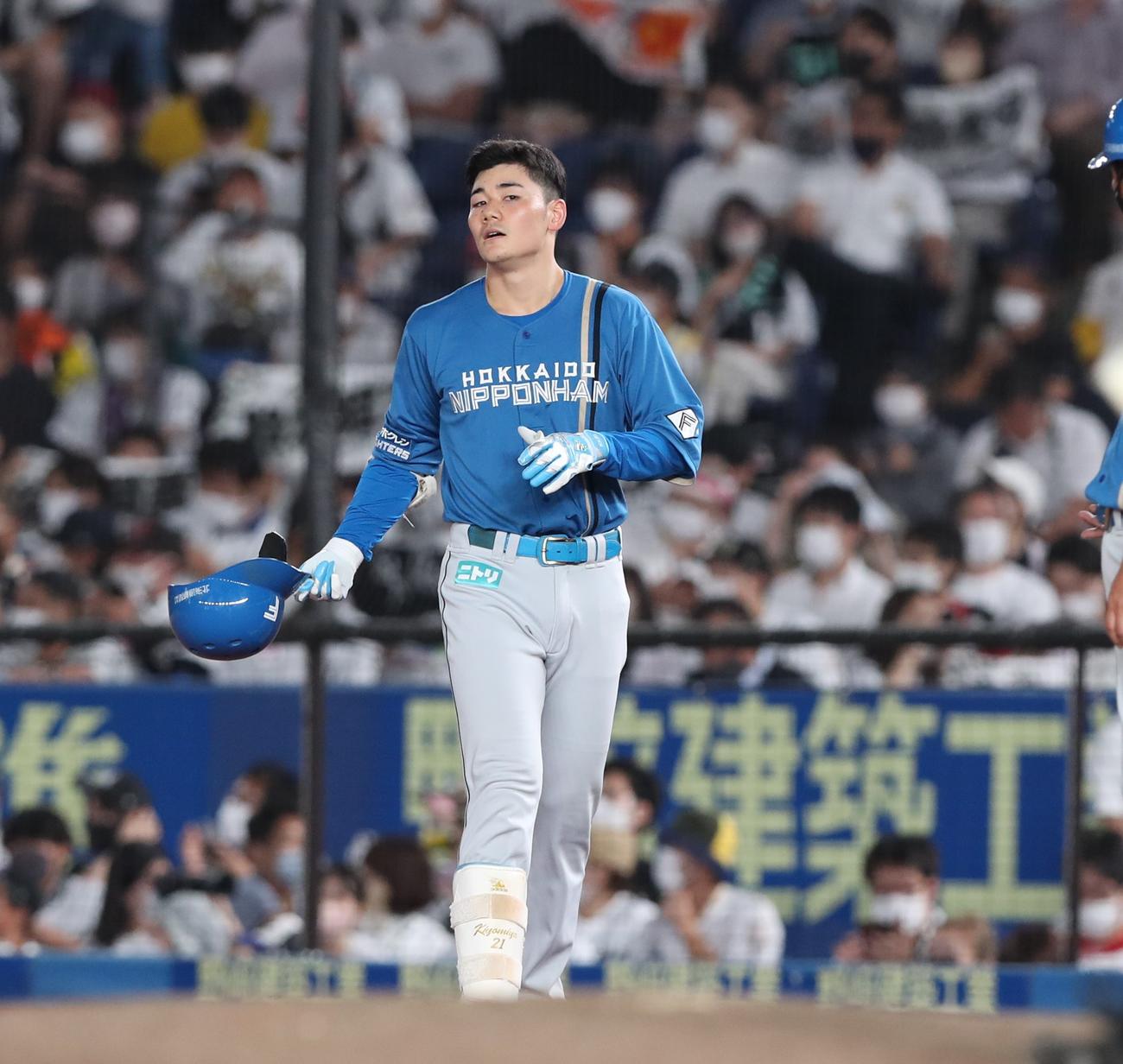 ロッテ対日本ハム　7回表日本ハム2死一、二塁、二ゴロに終わり悔しがる清宮（撮影・黒川智章）