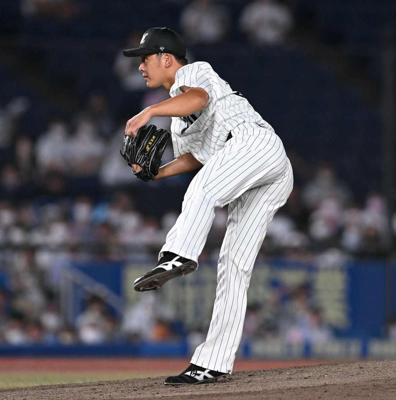 ロッテ対日本ハム　ロッテ先発の鈴木（撮影・滝沢徹郎）